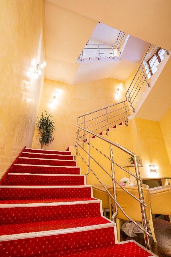 Hotel Dana 2 Satu Mare Eksteriør billede