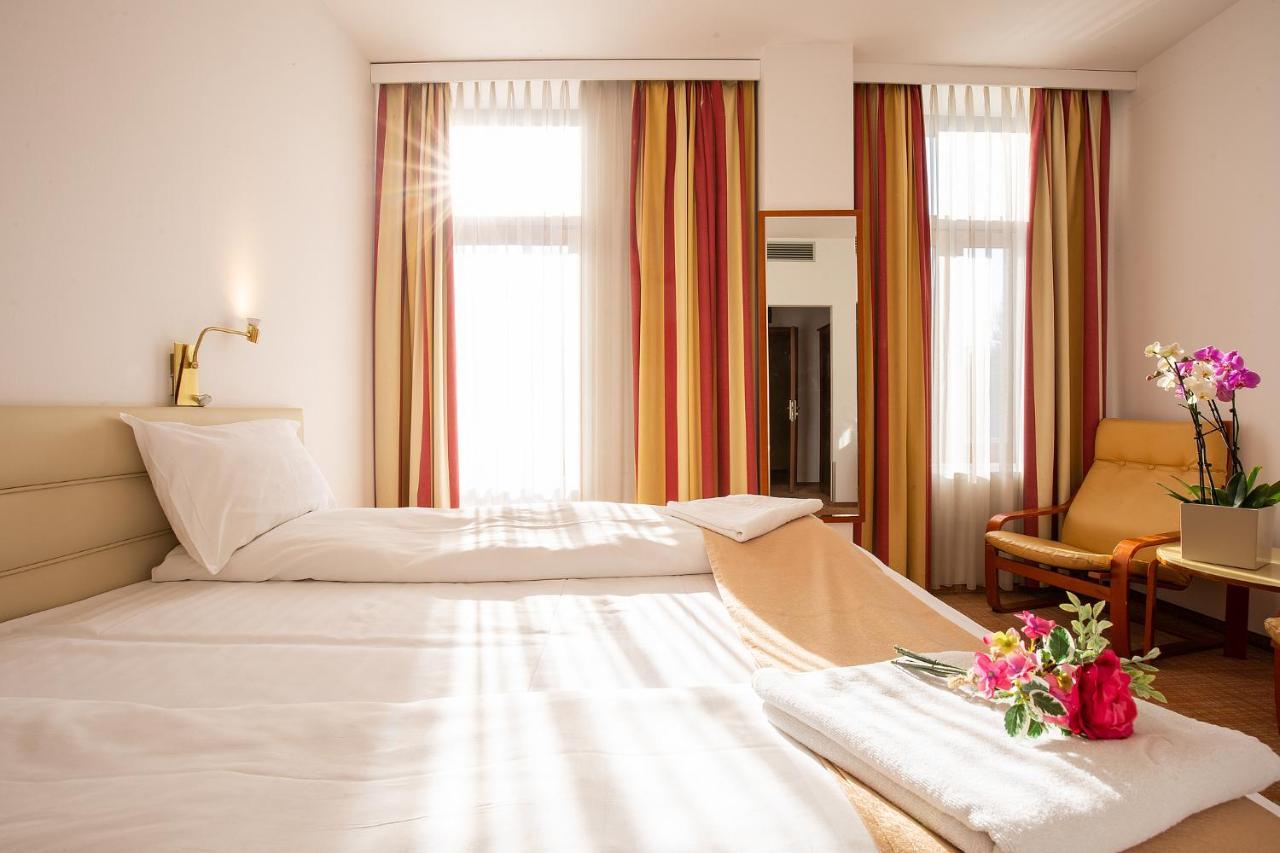 Hotel Dana 2 Satu Mare Eksteriør billede